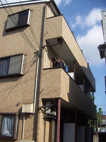 横浜市神奈川区泉町のアパートの建物外観