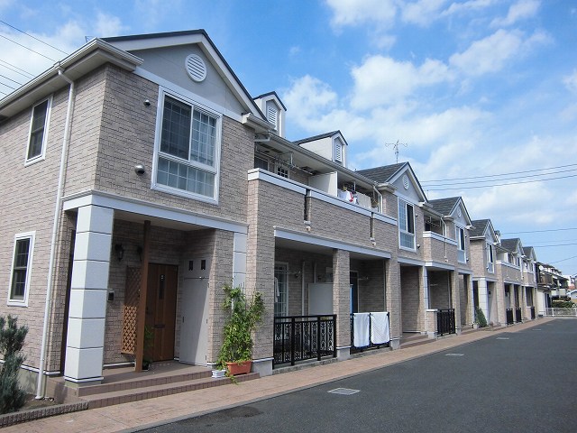 平塚市山下のアパートの建物外観