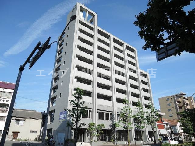 【岡山市北区出石町のマンションの建物外観】