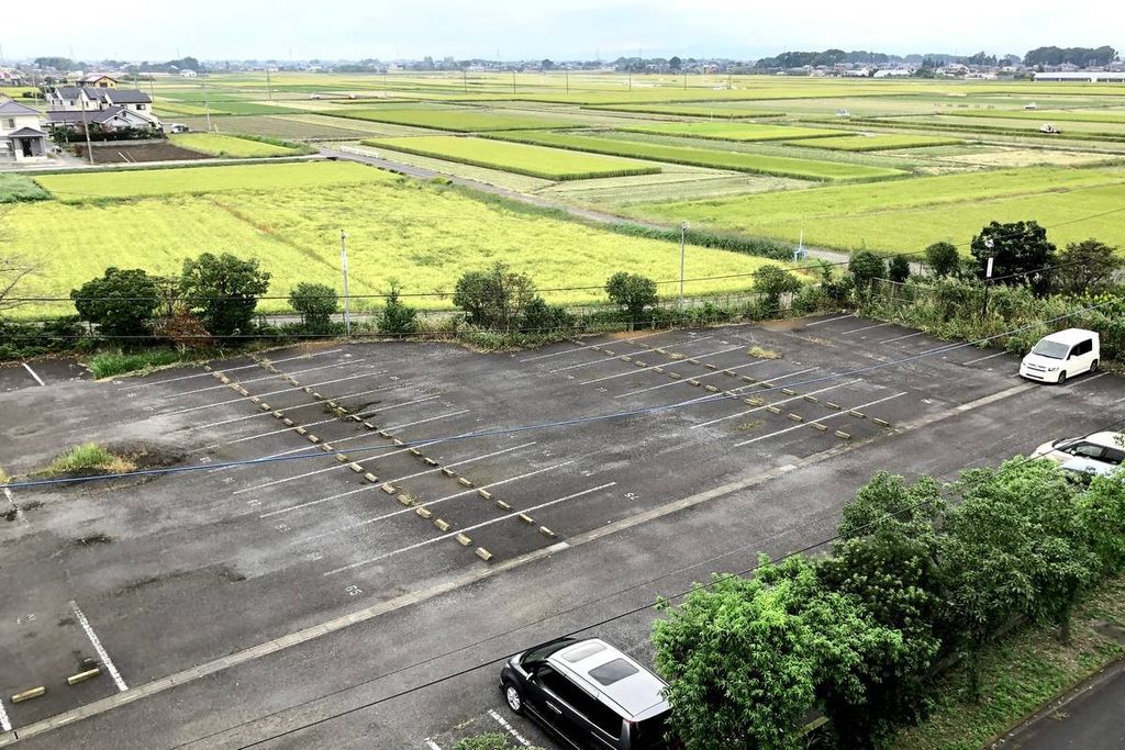 【加須市中ノ目のマンションの駐車場】