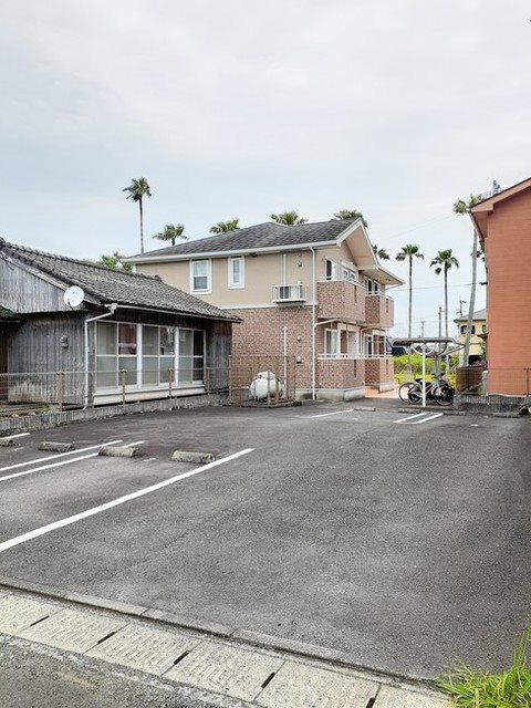 【指宿市大牟礼のアパートの駐車場】