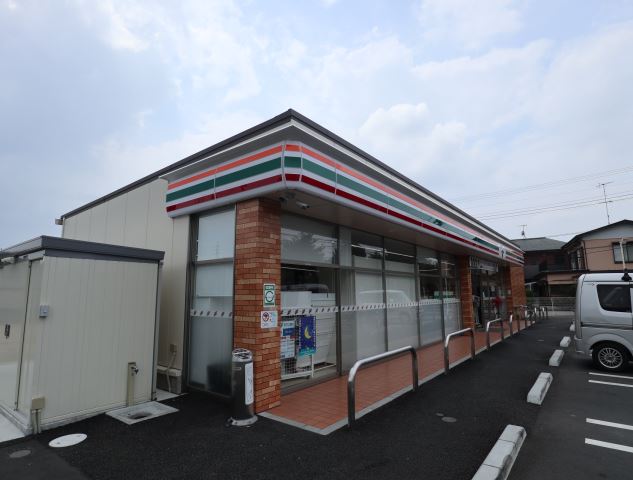 コンビニ　セブンイレブン（コンビニ）まで340m
