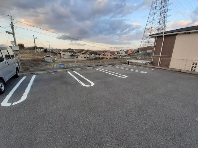 【生駒市南田原町のアパートの駐車場】