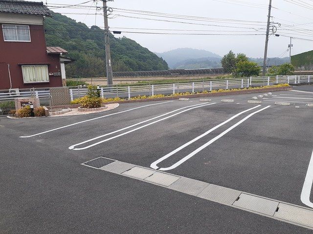 【オハナの駐車場】