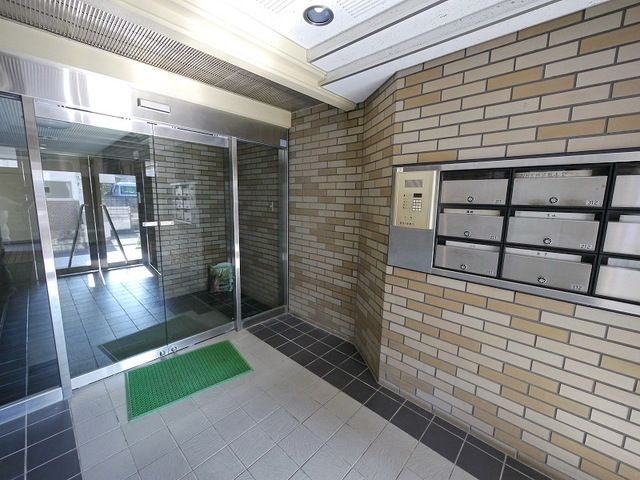 【所沢市松葉町のマンションのエントランス】