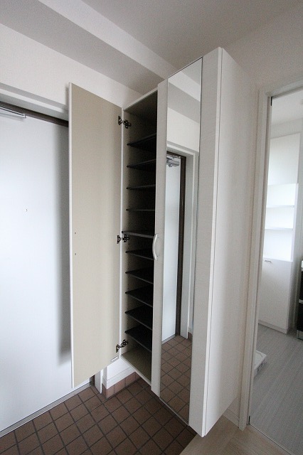 玄関　鏡付下駄箱