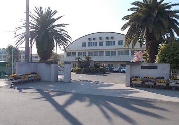 中学校　今治市立西中学校（中学校）まで700m