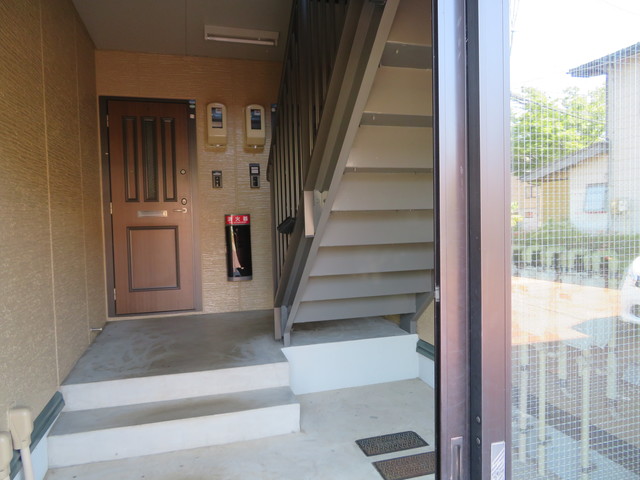 エントランス　風除室タイプなので悪天候でも部屋の出入りがスムーズです◎
