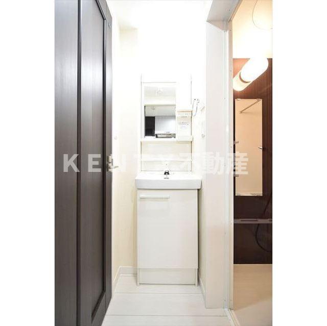 洗面設備　独立洗面台、朝の身支度には欠かせません