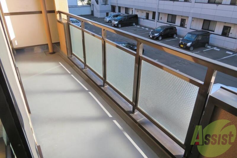 バルコニー　ワイドなバルコニーで洗濯物も沢山干せそうですね