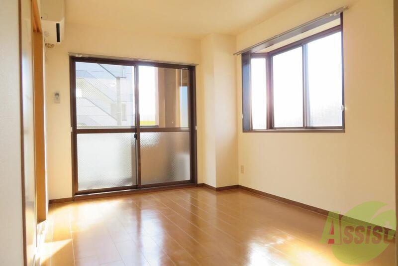 居室・リビング　明るいお部屋ですね。角部屋なので窓が多いお部屋です