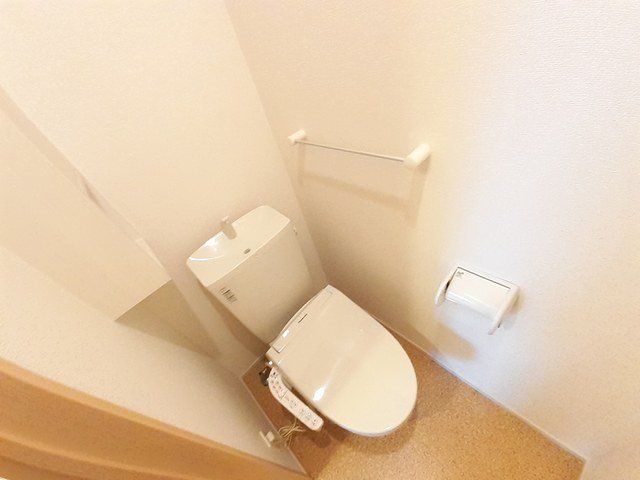 トイレ　落ち着いた色調のトイレです