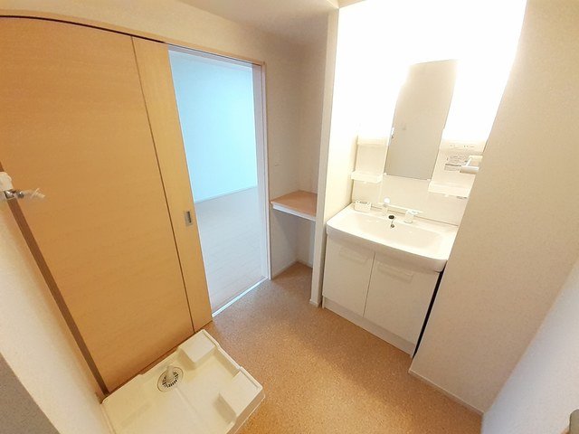 洗面設備　ゆったりとスペースのある洗面所