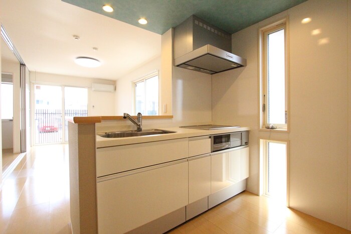 キッチン　対面システムキッチン（３口ビルトインIHヒーター）