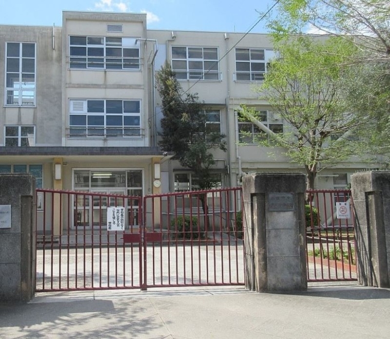 中学校　西宮市立学文中学校（中学校）まで633m