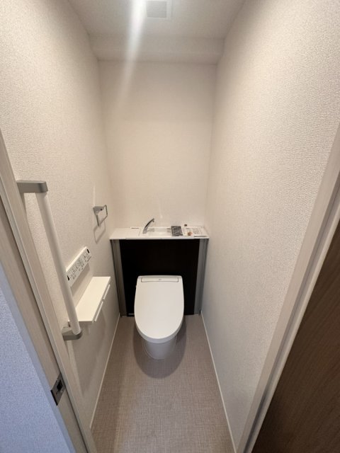 トイレ　※建築工事中の別号室の写真です※