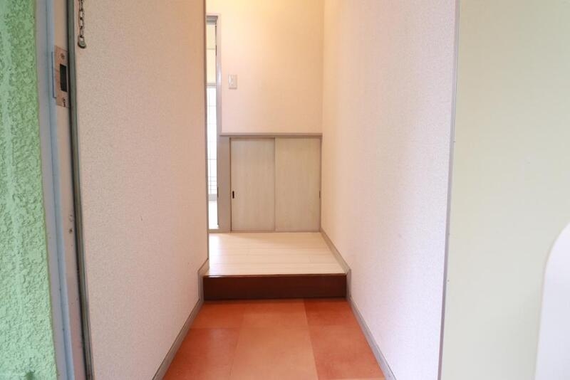 玄関　包みこむ木のやさしさと光溢れるあたたかな広々空間