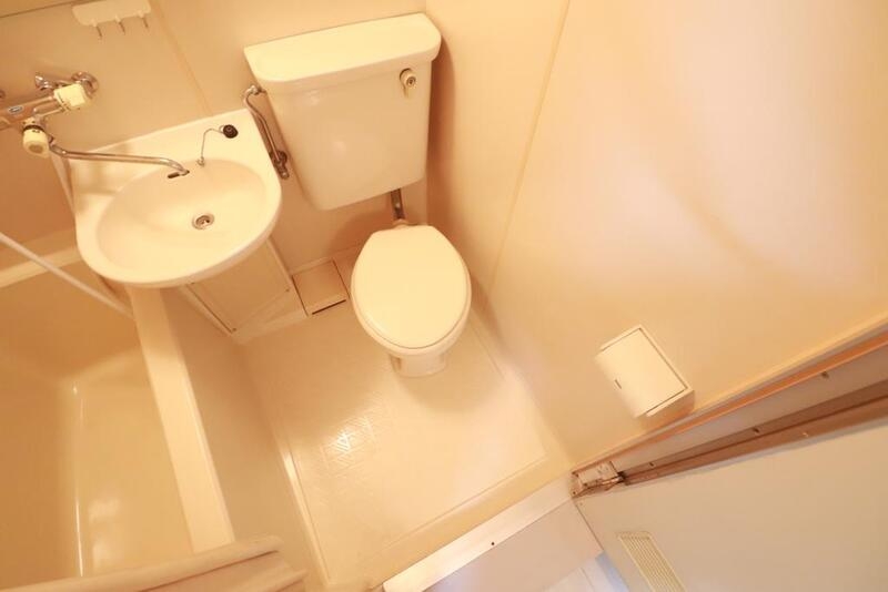 トイレ　お手洗いもお湯で流せて清潔な３点ユニットバス