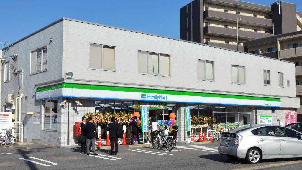 コンビニ　ファミリーマート 昭和塩付通一丁目店（コンビニ）まで424m