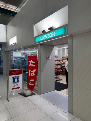 コンビニ　ローソン新宿グリーンタワービル店（コンビニ）まで318m
