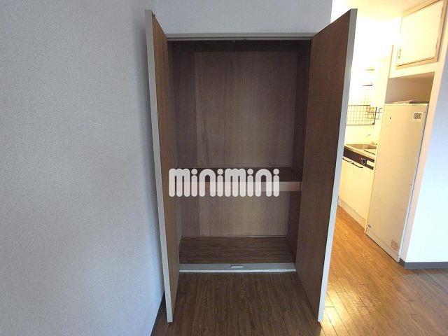 収納　２段に仕切られており、使い易い収納です。