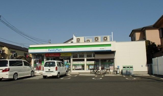 コンビニ　ファミリーマート（コンビニ）まで300m