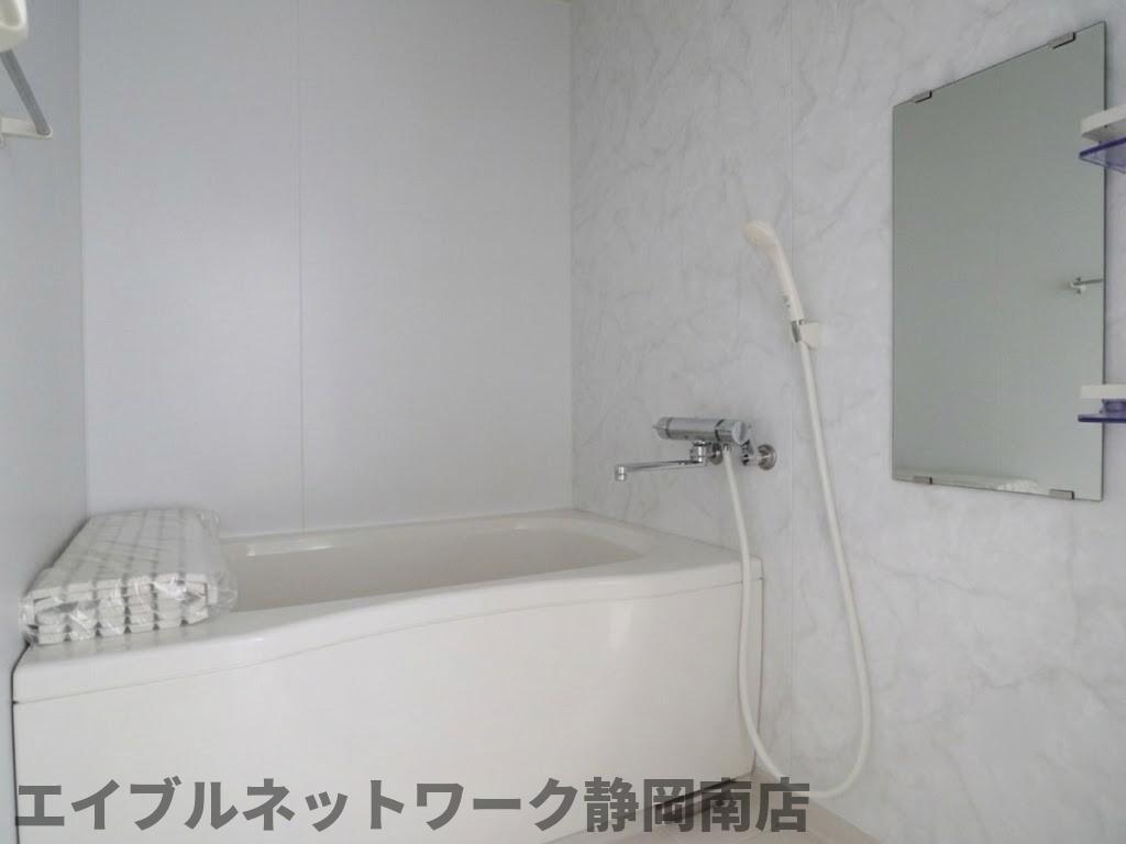 バス・シャワールーム　落ち着いた空間のお風呂です