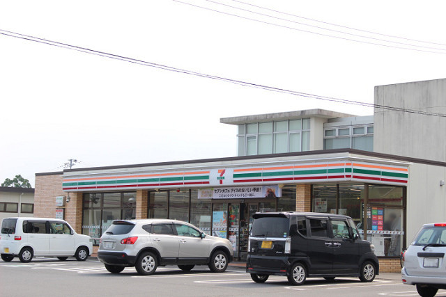 コンビニ　セブン-イレブン 日出佐尾店（コンビニ）まで450m