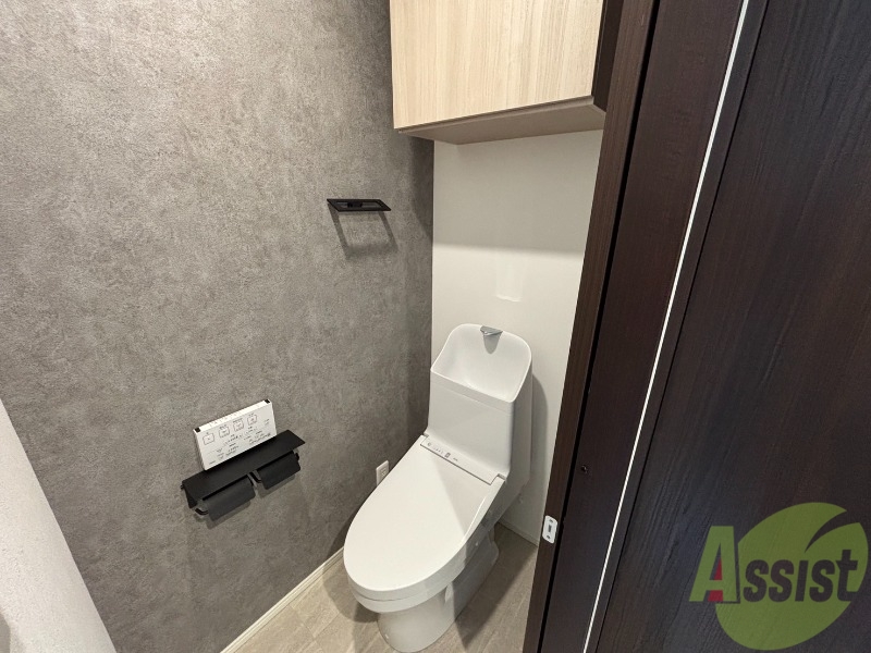 トイレ　トイレはウォシュレット付きで、上には棚がございます。