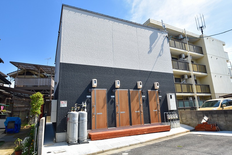 広島市佐伯区八幡のアパートの建物外観