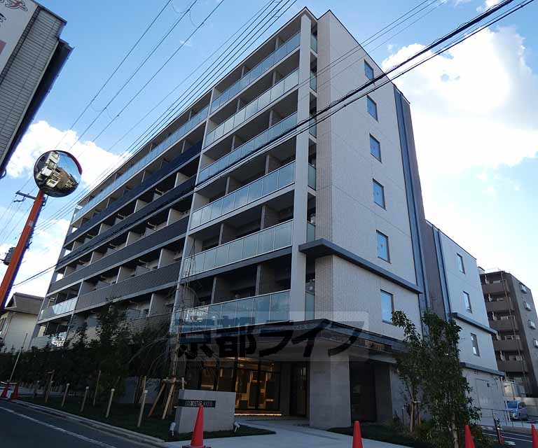 京都市南区東九条明田町のマンションの建物外観
