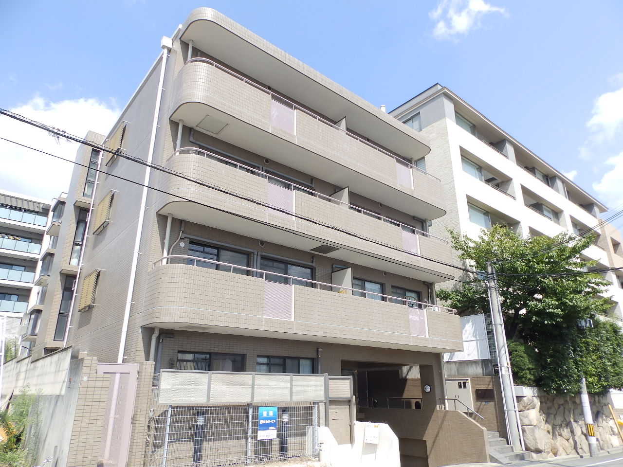 建物外観　閑静な住宅街