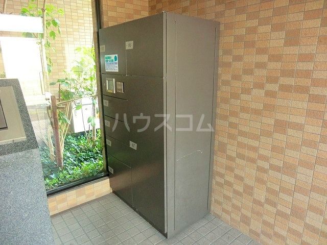 【尾張旭市南原山町赤土のマンションのエントランス】