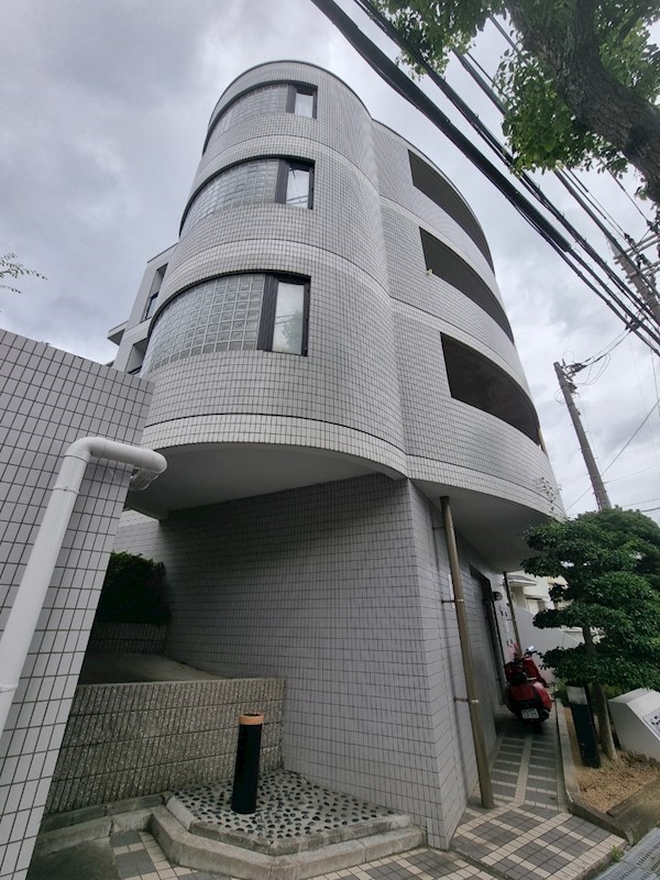 【神戸市垂水区桃山台のマンションの建物外観】