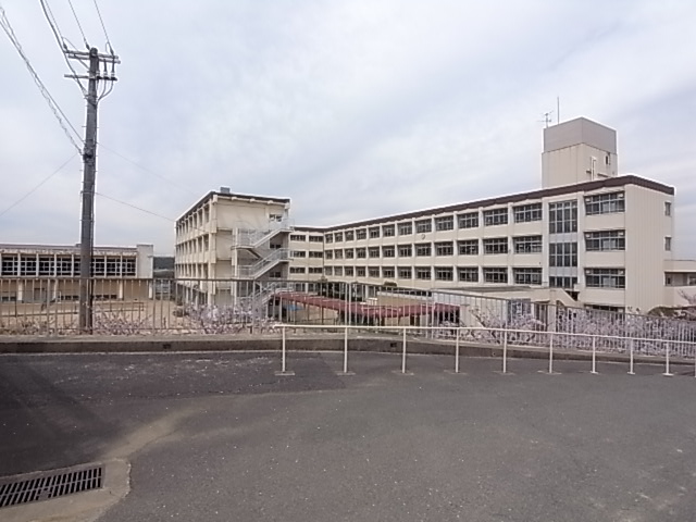 【神戸市垂水区桃山台のマンションの中学校】