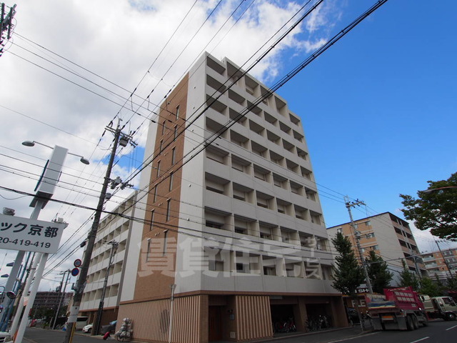 【グランドパレス西院東館の建物外観】