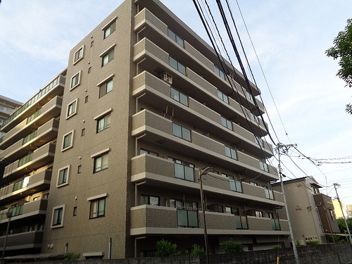 【江東区大島のマンションの建物外観】