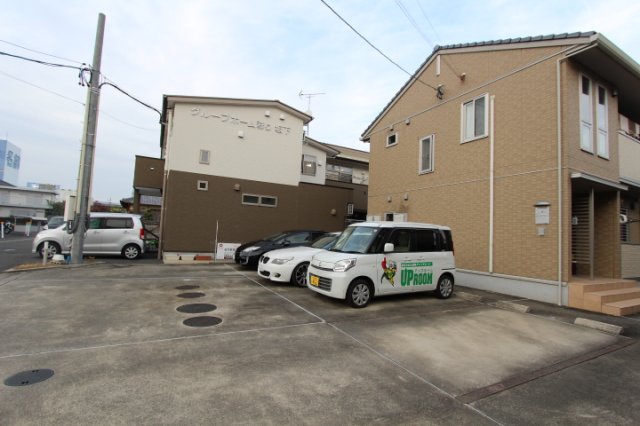 【春日井市坂下町のアパートの駐車場】