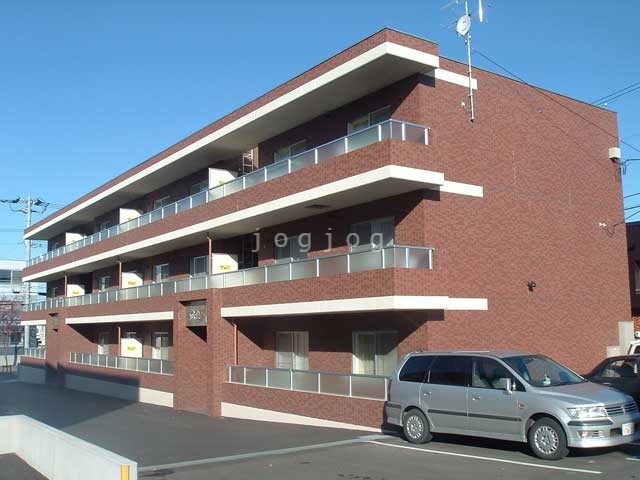 札幌市豊平区西岡四条のマンションの建物外観