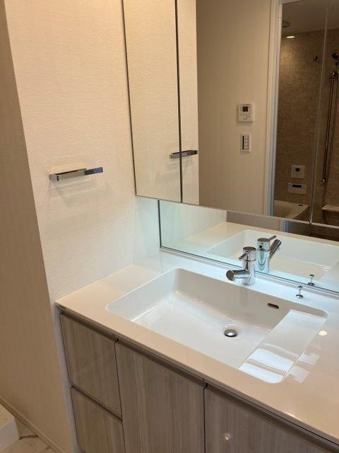 洗面設備　三面鏡付洗面化粧台