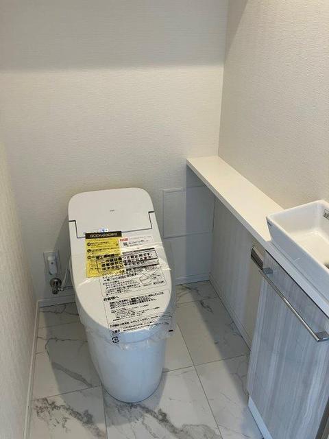トイレ　温水洗浄便座・手洗いカウンター付