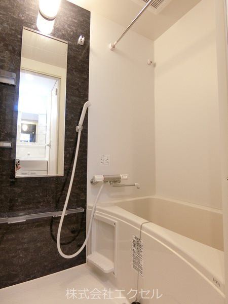 バス・シャワールーム　雨の日にも安心な浴室乾燥機完備の浴室です。