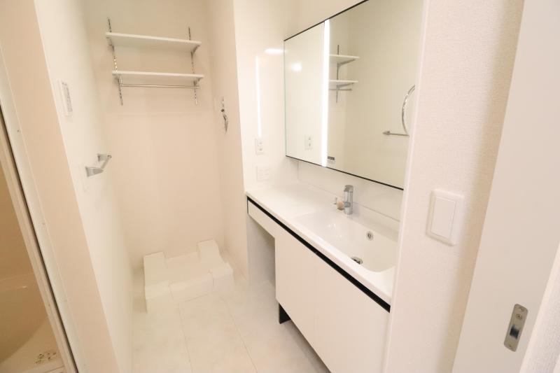 洗面設備　ワイドな洗面台