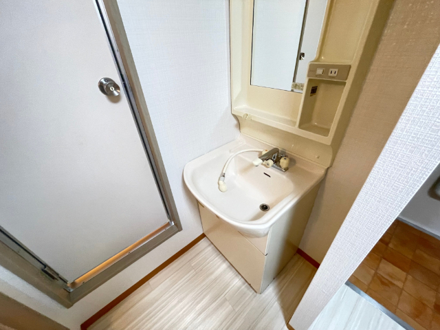 洗面設備　朝の身支度に使える洗面台です。