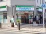 コンビニ　ファミリーマート芦花公園駅南店（コンビニ）まで1024m