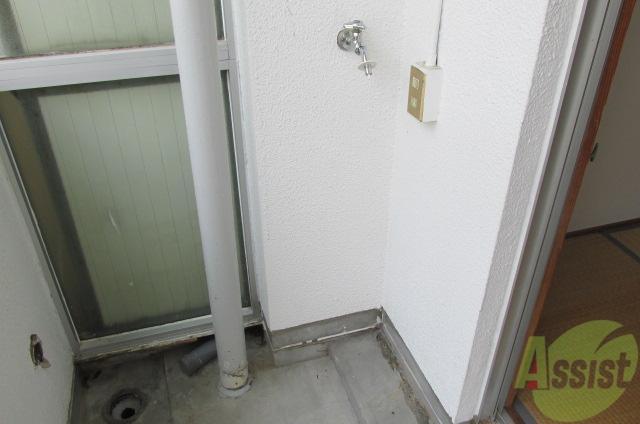 その他設備　バルコニーに洗濯置場ですが、囲まれていますので痛みません。