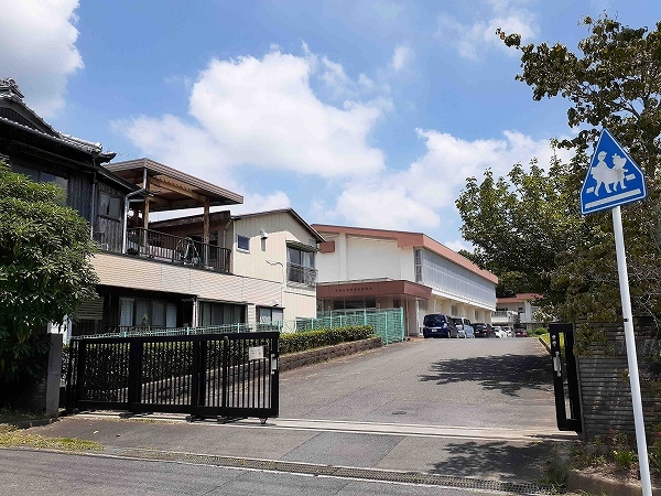 小学校　亀山市立野登小学校（小学校）まで350m
