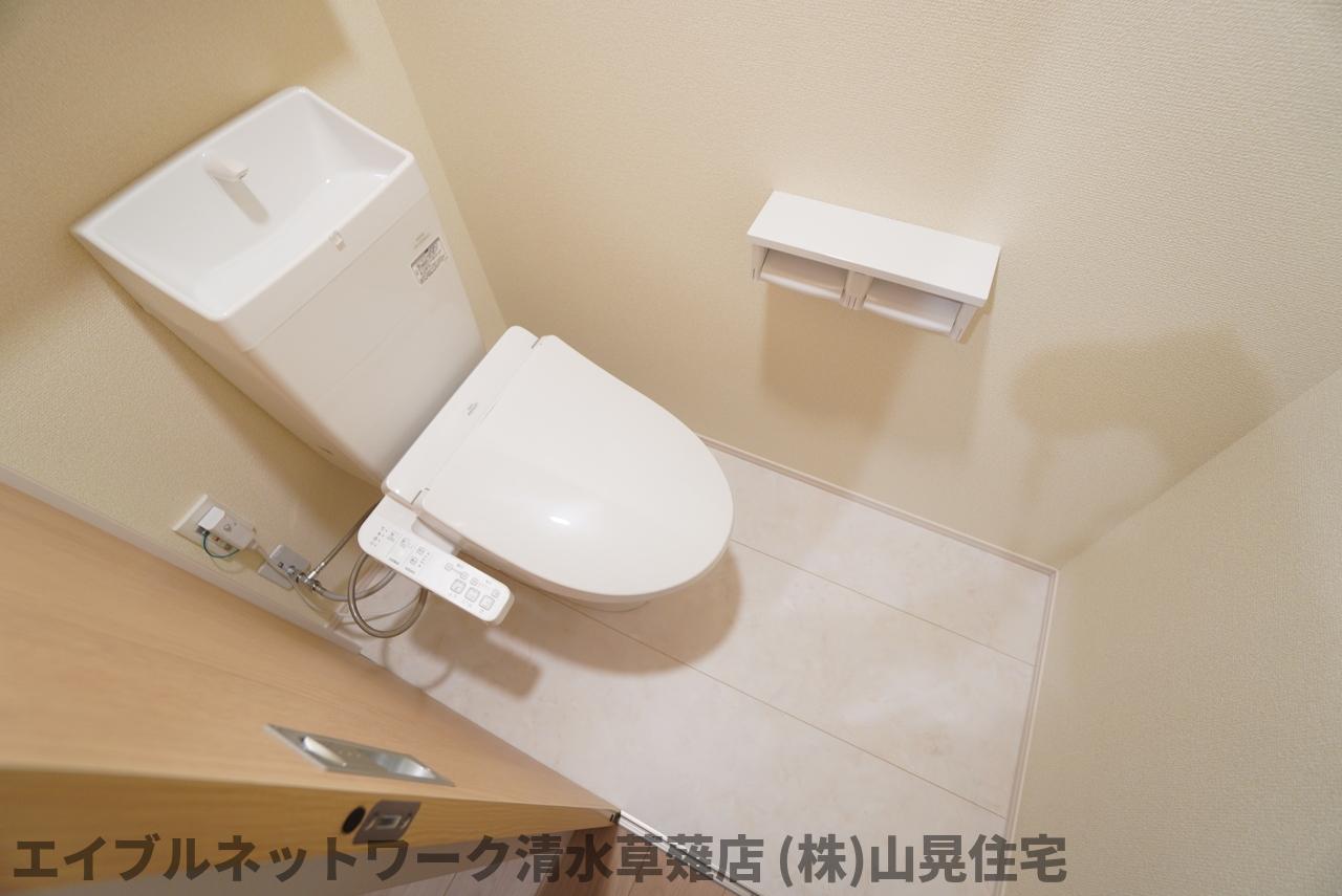 トイレ　落ち着いた色調のトイレです