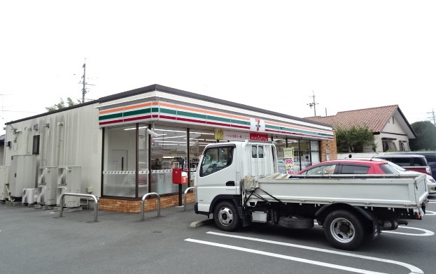 コンビニ　セブンイレブン（コンビニ）まで629m