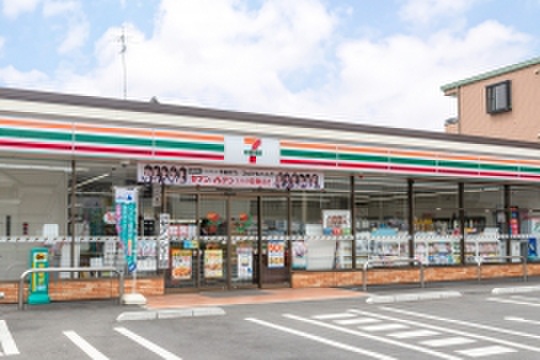 コンビニ　セブンイレブン（コンビニ）まで298m